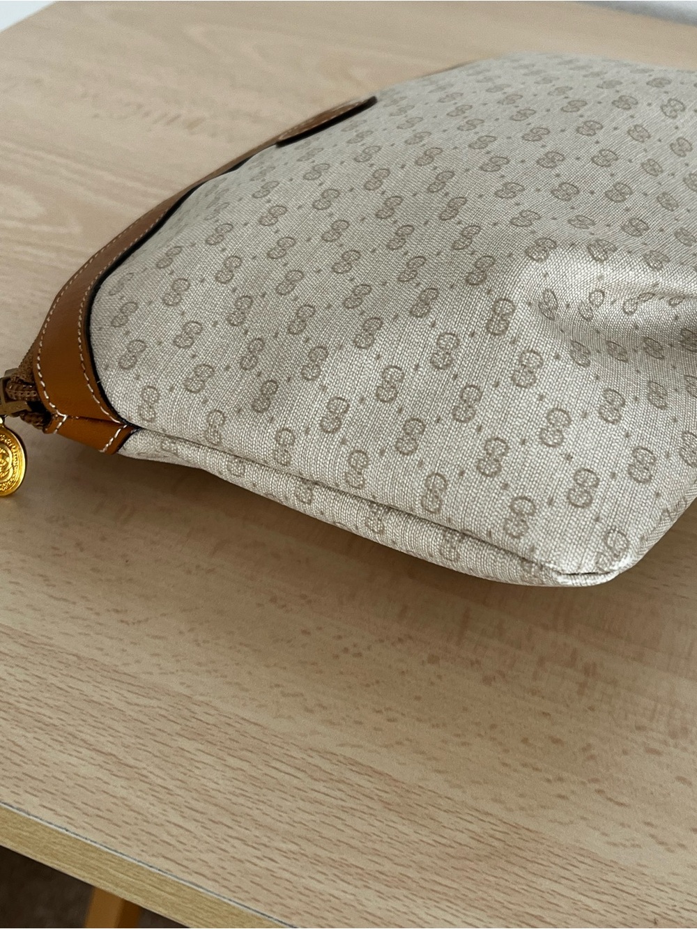 Gucci Crème Micro GG Supreme Dome Cosmetic Clutch Tan Leather Trim Vintage 1980s - Picture 9 of 16